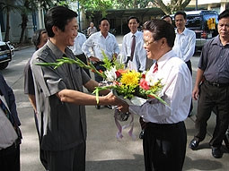 Tổng Biên tập Đinh Thế Huynh<br>tặng hoa Chủ tịch nước.