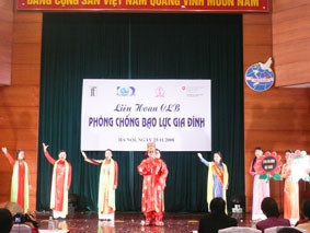 Hội thi chia sẻ kinh nghiệm phòng chống
BLGĐ giữa các Câu lạc bộ "Cùng chia sẻ"
các quận huyện của thành phố Hà Nội.