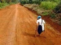 Lê Văn Cường hàng ngày đến <BR>trường bằng ống chân tre...