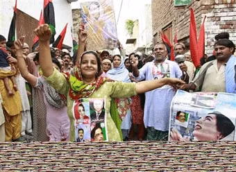 Những người ủng hộ ông Zadari ăn mừng chiến thắng tại Multan, Pakistan (Ảnh: Reuters).