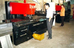 Nữ kỹ sư sáng tạo và phần mềm điều khiển máy đột dập