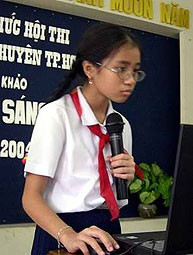 Thục Uyên đang thuyết trình
giới thiệu phần mềm "Bác Hồ kính yêu".