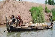 Chở lậu xăng dầu qua biên giới.