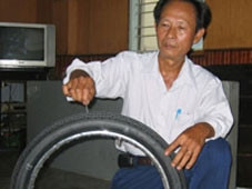 Sau khi bơm keo tự vá vào bánh xe,
ông Trần Dân Tiến đóng đinh dài 5 cm
nhưng bánh xe không bị xẹp.
