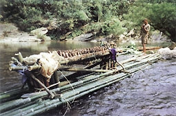 Các bè cá xông khói trên sông Khe Choang.