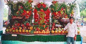 Nghệ nhân Sáu Ngà<br> bên tác phẩm đoạt huy chương <br>tại lễ hội trái cây nam bộ 2004.