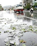 Những viên đá nằm ngổn ngang
trên đường phố Hạ Long sau
cơn lốc và mưa đá.