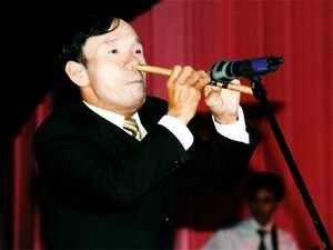 Mai Đình Tới với tiết mục
thổi sáo bằng ...lỗ mũi.