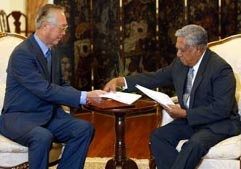 Thủ tướng Goh Chok Tong (trái) đệ đơn
từ chức nên Tổng Thống S.R. Nathan.