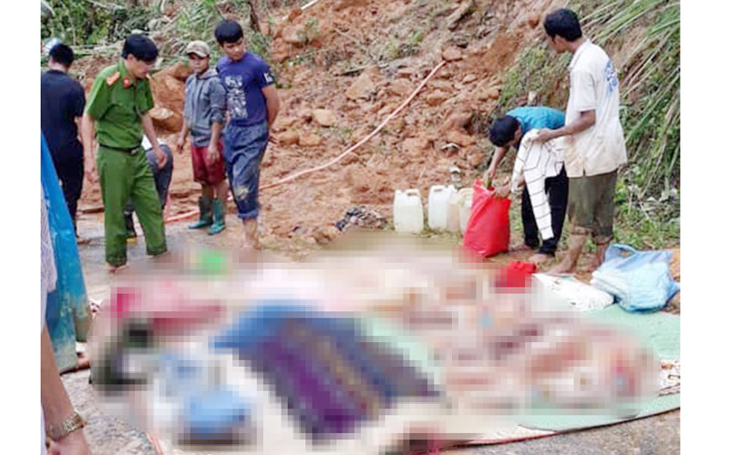 Thi thể gia đình anh Phơi được cơ quan chức năng tìm thấy hồi 10 giờ 30 ngày 18-10.