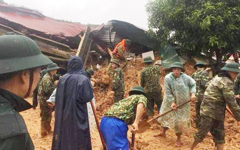 Lực lượng cứu hộ, cứu nạn tiếp cận hiện trường vụ sạt lở đất. (Ảnh: QUANG HUY)