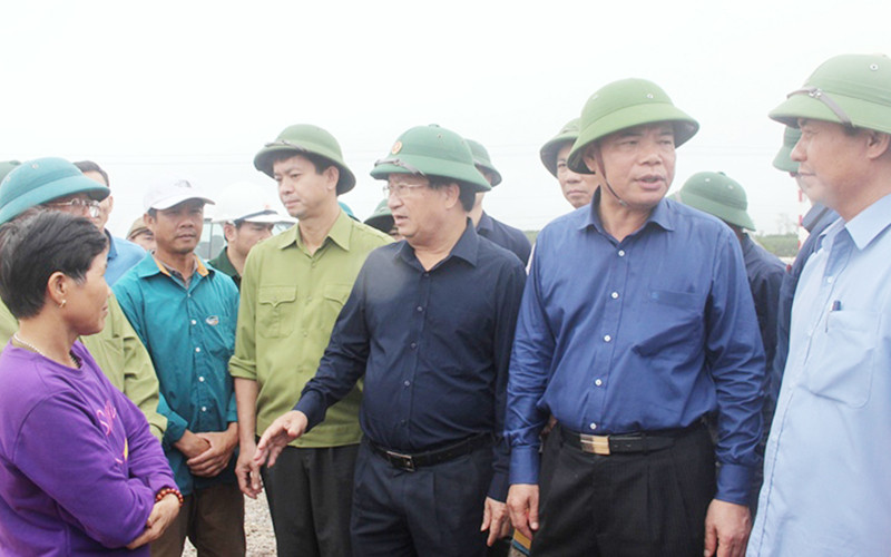 Phó Thủ tướng Trịnh Đình Dũng cùng lãnh đạo tỉnh Quảng Trị thăm người dân vùng lũ tại huyện Cam Lộ