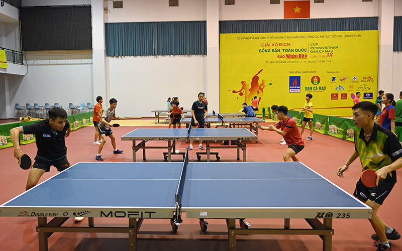 Các vận động viên luyện tập trước khi thi đấu tại Giải vô địch bóng bàn toàn quốc Báo Nhân Dân lần thứ 38. Ảnh: Duy Linh