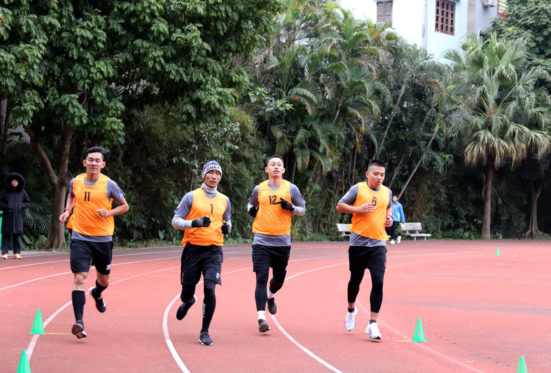 Đợt kiểm tra thể lực trọng tài, trợ lý trọng tài diễn ra trong điều kiện giá rét của mùa đông Hà Nội. 