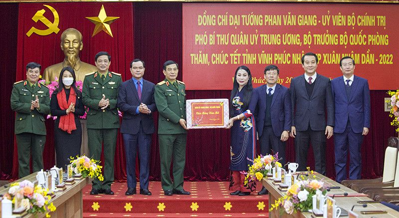Bộ trưởng Quốc phòng Phan Văn Giang tặng quà cho tỉnh Vĩnh Phúc.