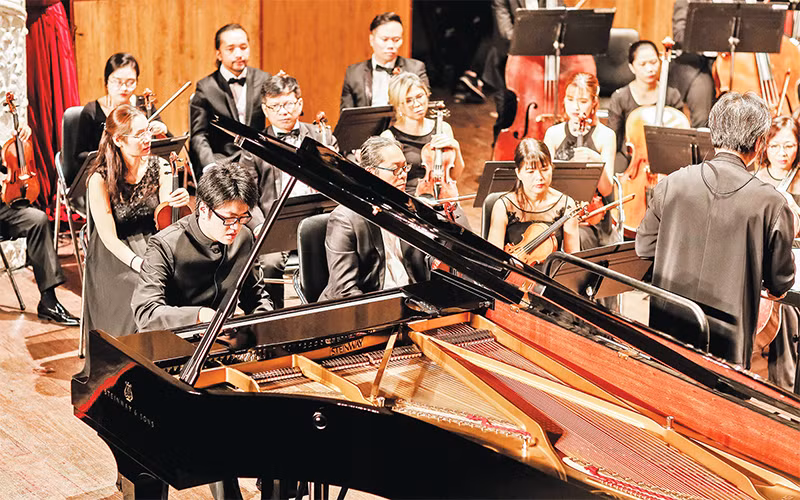 Pianist Lưu Ðức Anh biểu diễn cùng Dàn nhạc Giao hưởng Nhà hát Nhạc vũ kịch TP Hồ Chí Minh. 
