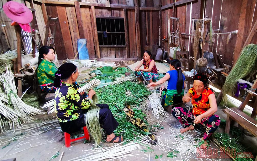 Người H’Mông sinh sống lâu đời ở Lùng Tám và nổi tiếng với nghề dệt lanh, nhuộm chàm, vẽ sáp ong để tạo nên những sản phẩm thổ cẩm độc đáo. Bà con bảo nhau lập ra hợp tác xã dệt lanh để cùng nhau phát triển nghề cổ truyền.