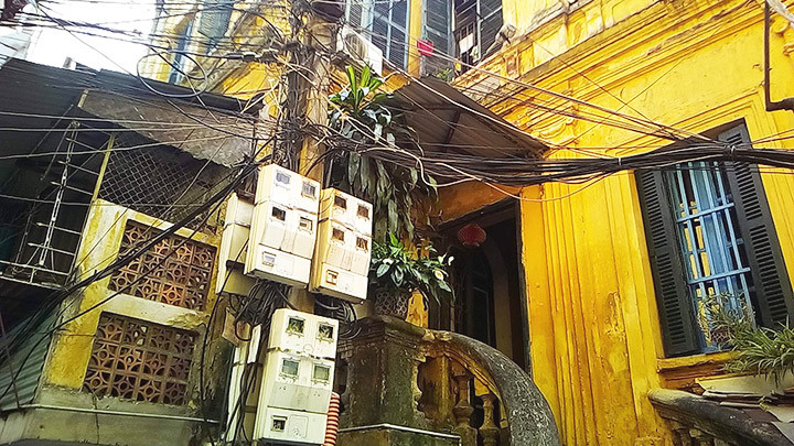 Nhiều căn biệt thự cũ ở Hà Nội đã xuống cấp và bị xâm hại nghiêm trọng về kiến trúc ban đầu.