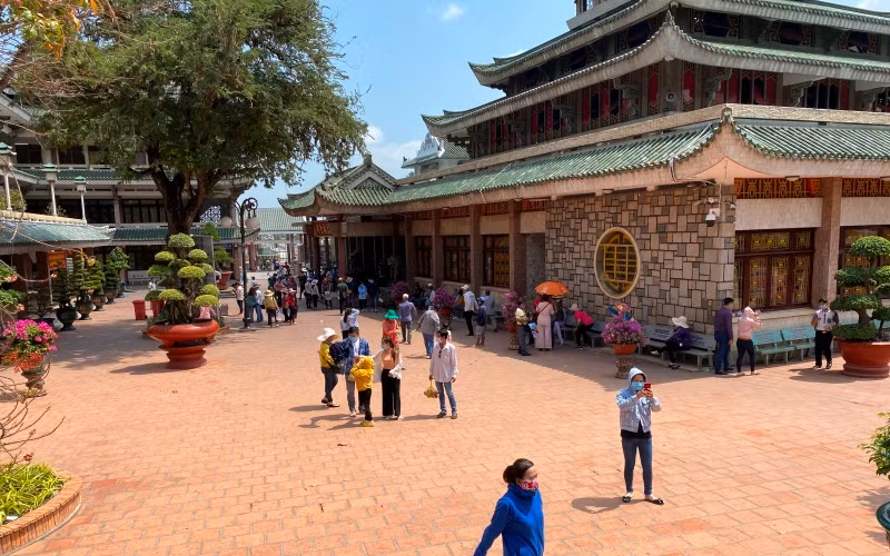 Du khách đến Miếu Bà Chúa xứ Núi Sam đều đeo khẩu trang phòng, chống dịch.