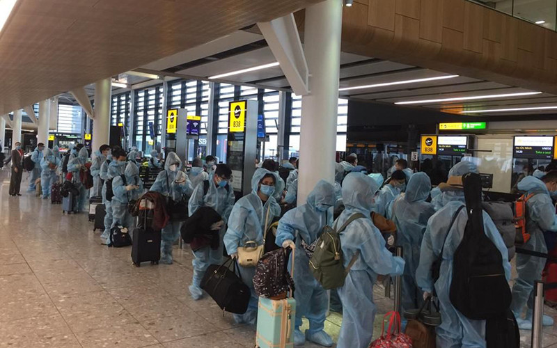 Công dân Việt Nam tại Anh được hỗ trợ về nước. Ảnh BỘ NGOẠI GIAO