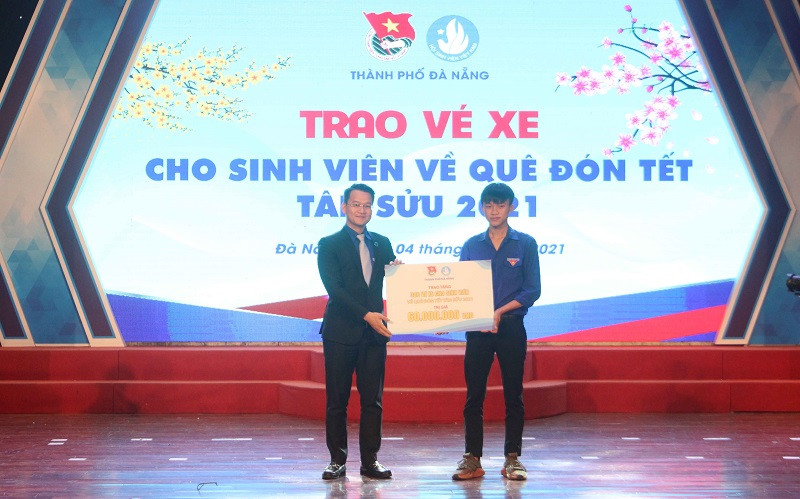 Trao vé xe Tết cho sinh viên.