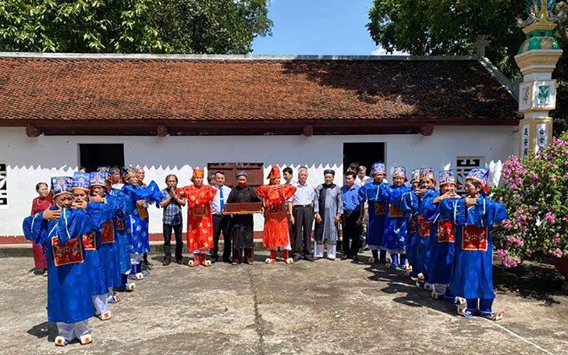 Thiêng liêng hương sử