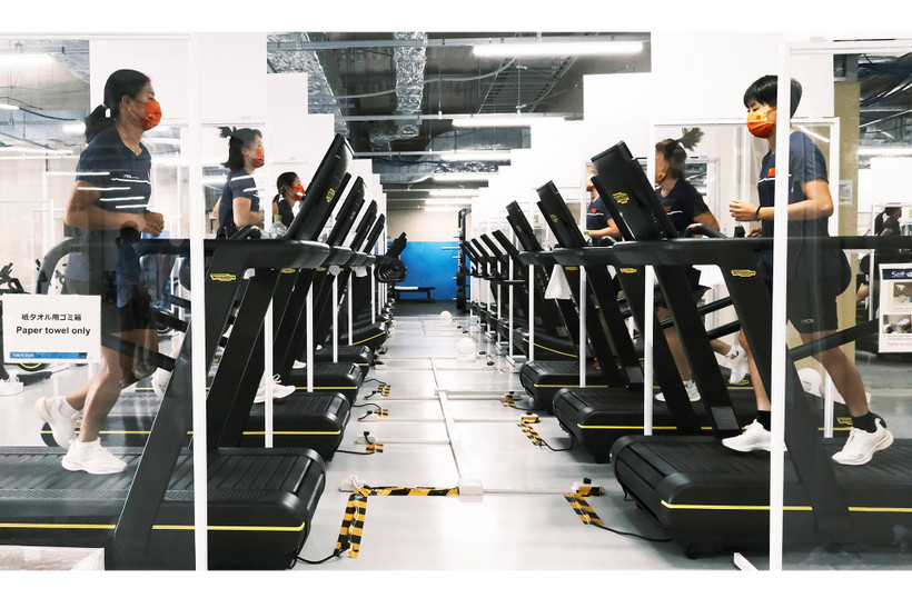 Mỗi máy chạy đều được ngăn cách bằng tấm chắn tránh tiếp xúc. 