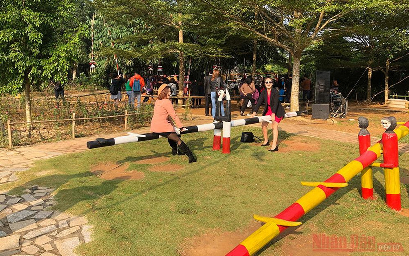 Du khách tham quan, vui chơi tại Làng.