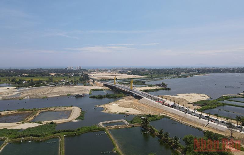 Toàn cảnh cầu Ông Điền bắc qua sông Cổ Cò.