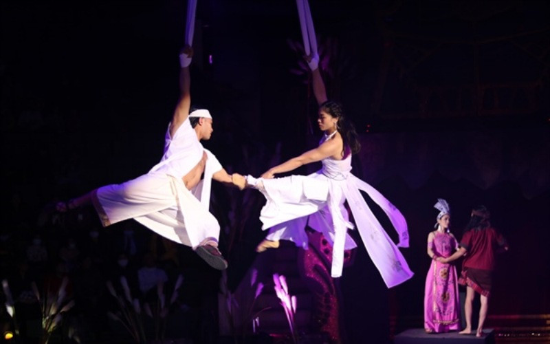 Cảnh trong vở xiếc - cải lương Cây gậy thần của Liên đoàn Xiếc Việt Nam.