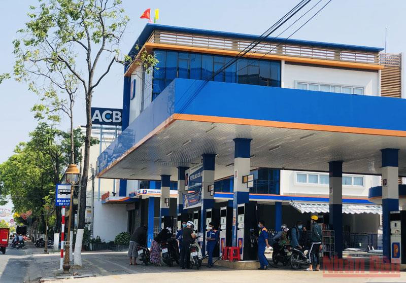 Nhiều cửa hàng xăng dầu tại Bạc Liêu khắc phục mọi khó khăn, luôn mở cửa hoạt động phục vụ khách hàng. (Ảnh chụp trưa 11/3)