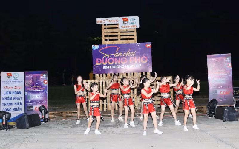 Một tiết mục tại vòng loại Chương trình “Liên hoan các nhóm nhảy” tại “Sân chơi đường phố - Binh Duong New City”.