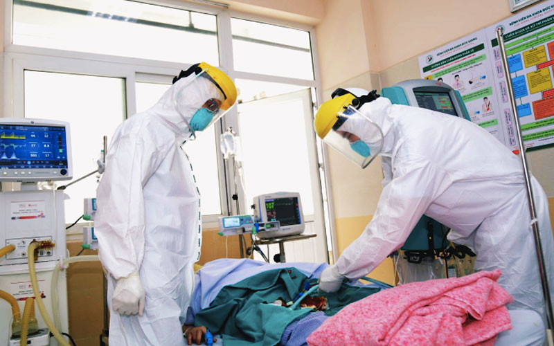 Ðiều trị cho bệnh nhân mắc Covid-19 tại Bệnh viện đa khoa Ðức Giang. 