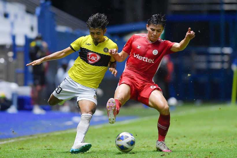 Pha tranh chấp bóng giữa cầu thủ hai đội. (Ảnh: Viettel FC)