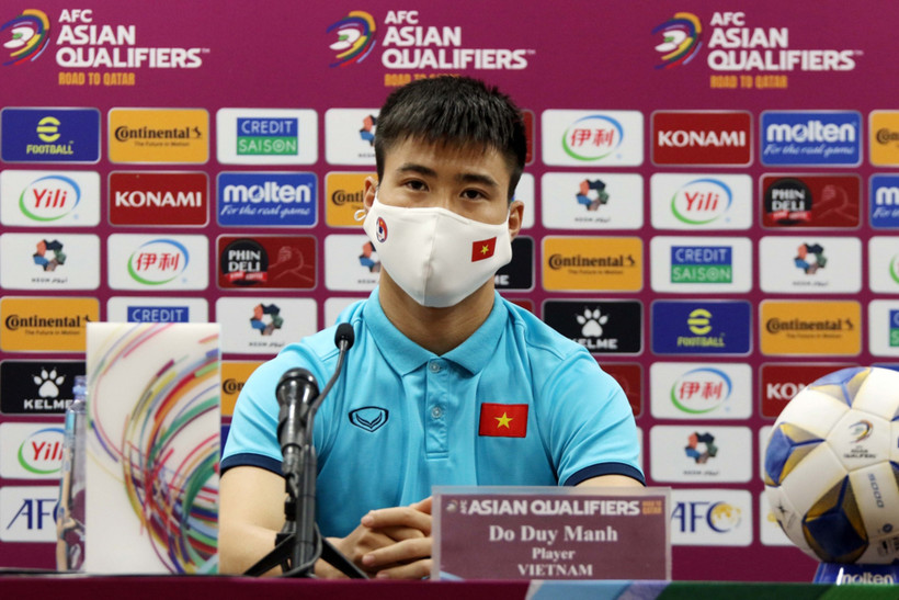 Trung vệ Đỗ Duy Mạnh tham gia họp báo cùng HLV Park Hang-seo. (Ảnh: VFF)