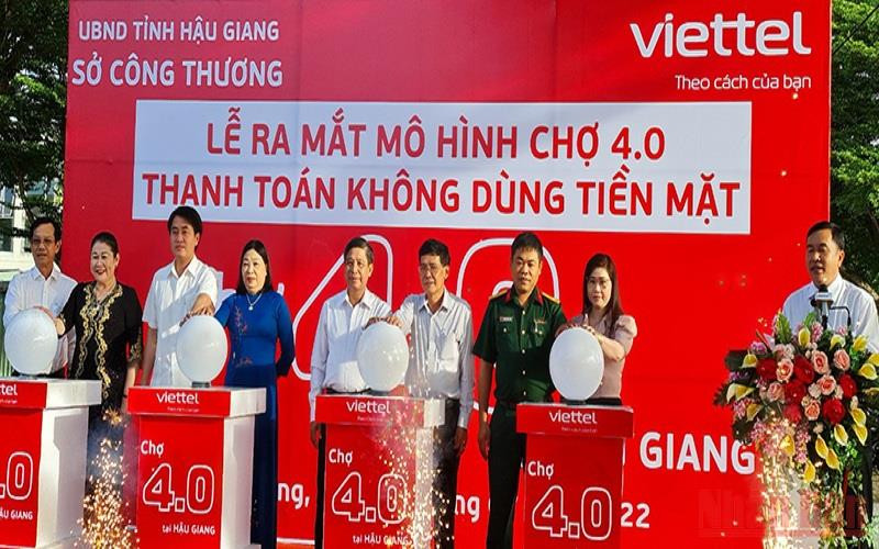 Nghi thức bấm nút chính thức ra mắt mô hình chợ 4.0.