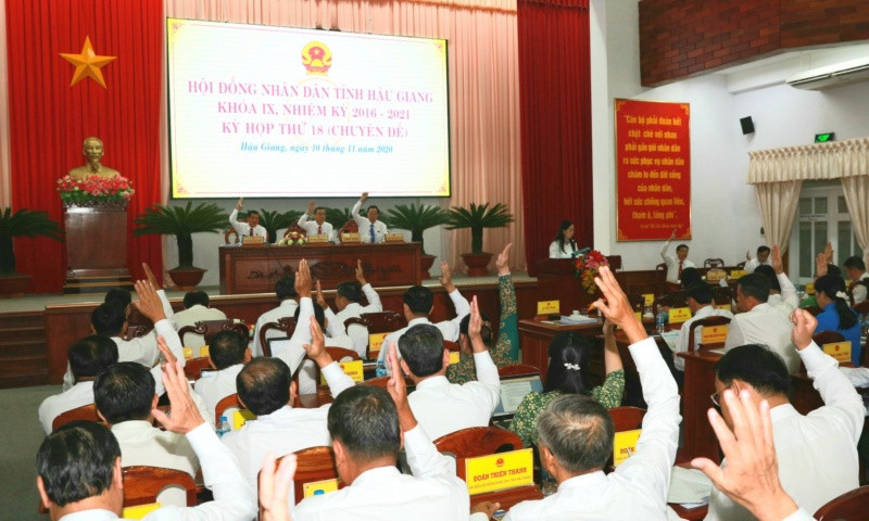 Các đại biểu biểu quyết thông qua nhiều nghị quyết quan trọng.