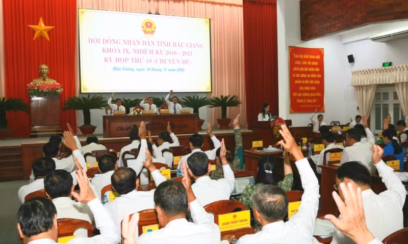 Các đại biểu biểu quyết thông qua nhiều nghị quyết quan trọng.