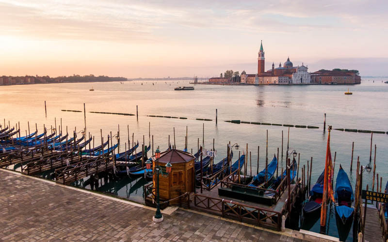 Bến tàu Gondola ở Venice, Italy đìu hiu vì lệnh phong tỏa nhằm ngăn chặn Covid-19 hồi đầu năm nay (Ảnh: THE GUARDIAN)
