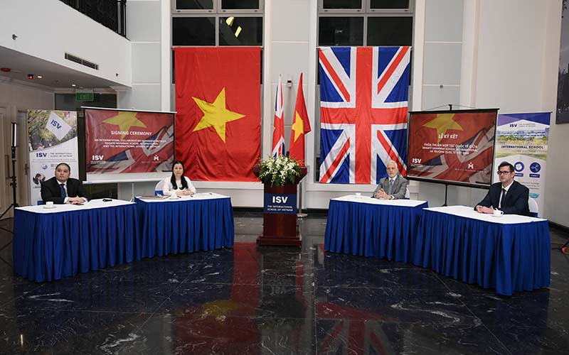 Quang cảnh lễ ký kết tại Việt Nam.