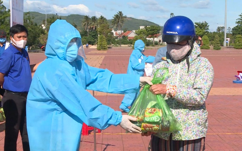 Mọi người đến nhận nhu yếu phẩm.