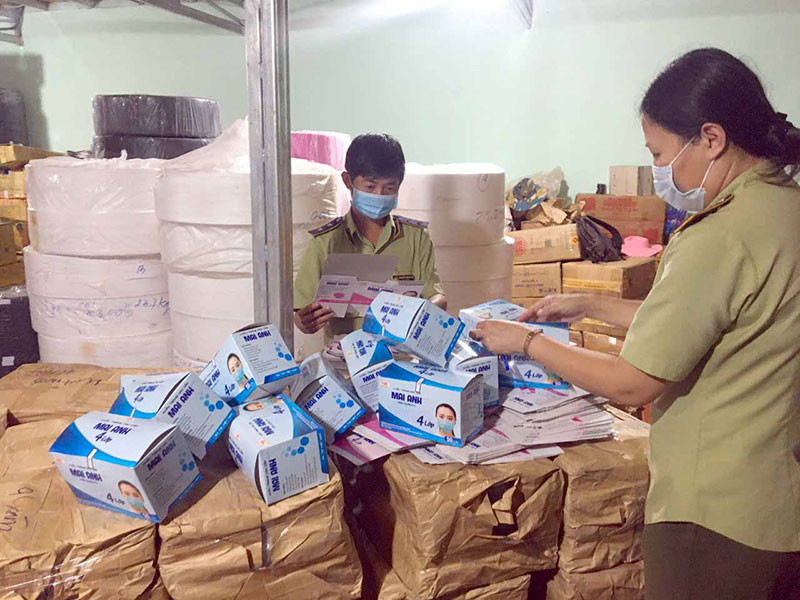 Bắt giữ lô hàng khẩu trang y tế nhái mẫu mã.