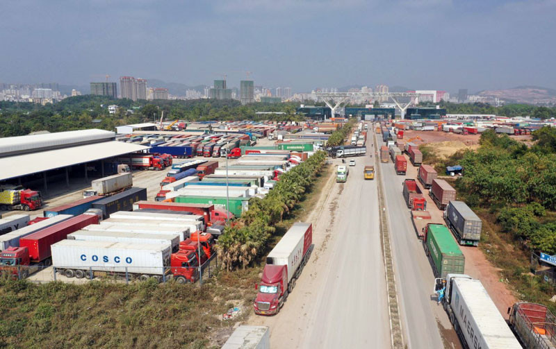 Hàng hóa ùn tắc tại cửa khẩu đường bộ phía bắc gây thiệt hại nặng nề cho doanh nghiệp.