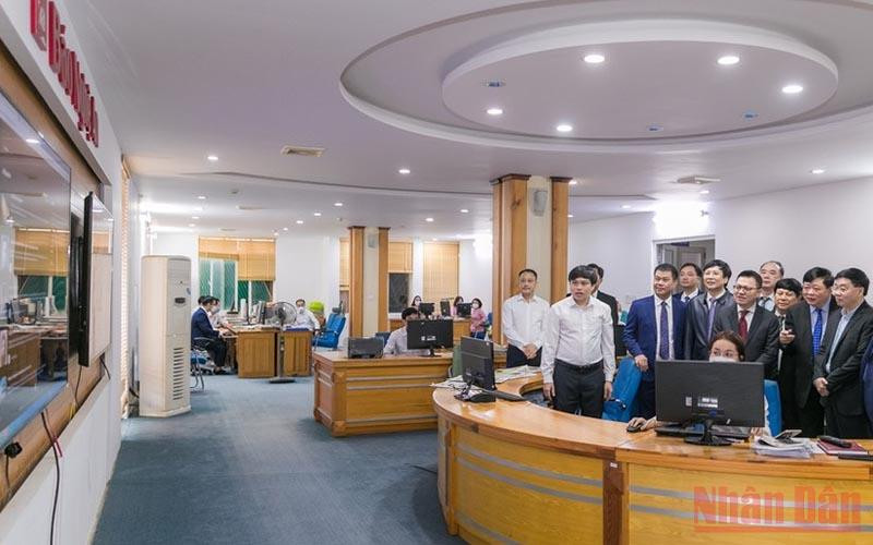 Các đại biểu Trung ương, tỉnh Nghệ An tham quan Tòa soạn hội tụ của Báo Nghệ An. (Ảnh: ĐỨC ANH)