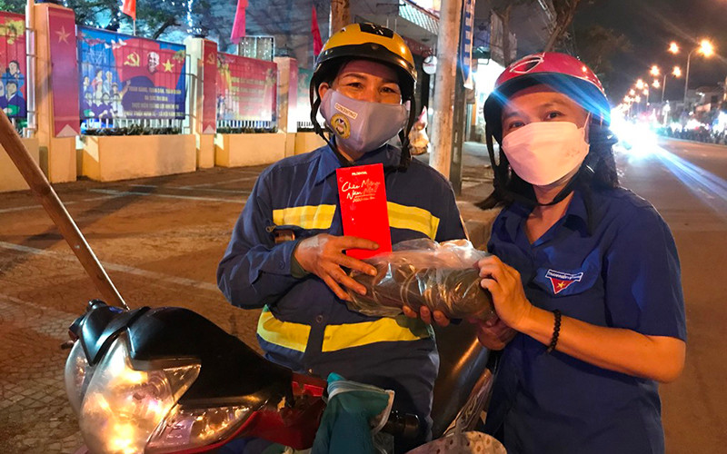 Chị Nguyễn Thị Kim Phương (Công nhân xí nghiệp môi trường quận Liên Chiểu, thành phố Đà Nẵng) với ca làm đêm giao thừa. (Ảnh: ANH ĐÀO)