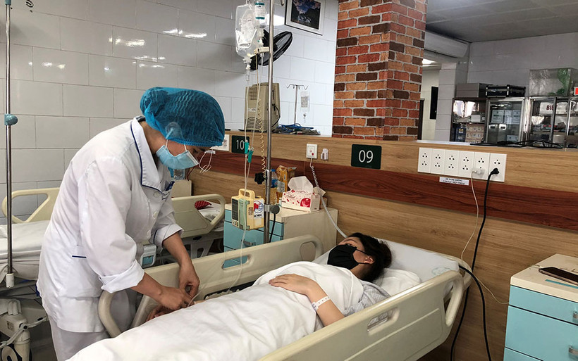 Bệnh nhân đang dùng thuốc chữa động kinh, khi dùng thêm paracetamol liều 2 gam/ngày đã dẫn tới viêm gan.