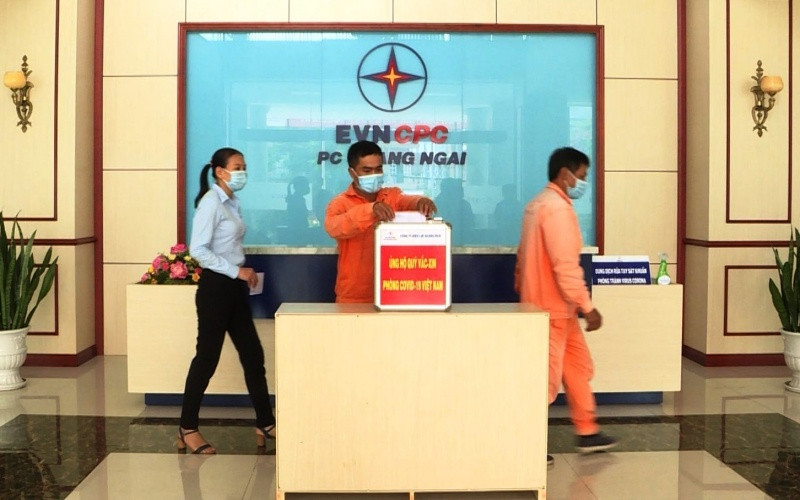 Công nhân EVNCPC đóng góp vào Quỹ vaccine phòng, chống Covid-19.