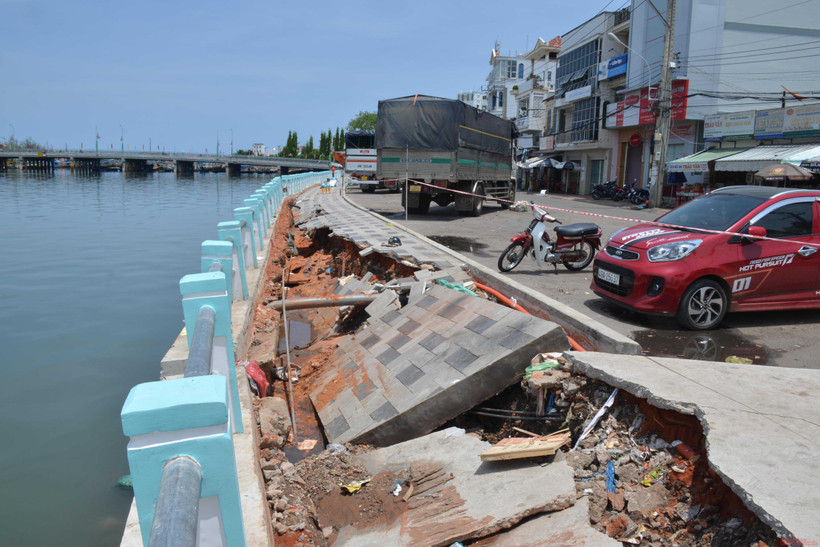 Một vị trí bị sụt lún, tạo thành hố sâu hơn 1m, dài hơn 10m có nguy cơ làm sụp bờ kè xuống sông bất cứ lúc nào.
