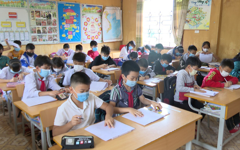 Học sinh Trường PTDT bán trú Tiểu học Trần Văn Thọ làm bài thi môn Tiếng Việt