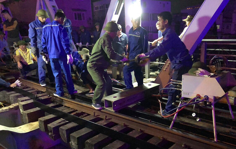 Khắc phục sự cố sà lan va vào cầu đường sắt Tam Bạc